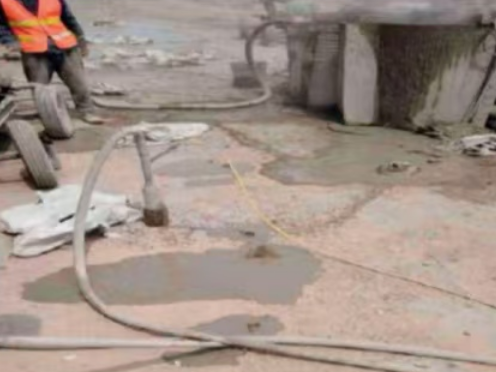 中卫水泥混凝土路面板底注浆技术 路面脱空注浆整治方案